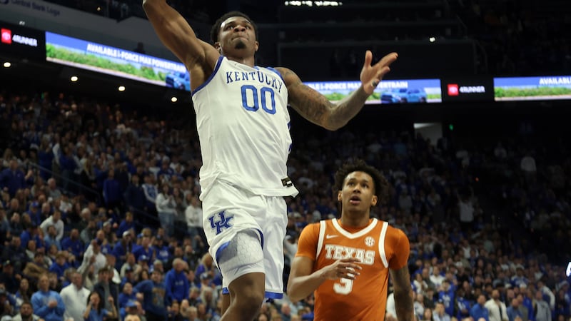 Kentucky's Otega Oweh (00) goes up near Texas' Dailyn Swain (3) during the first half of an...