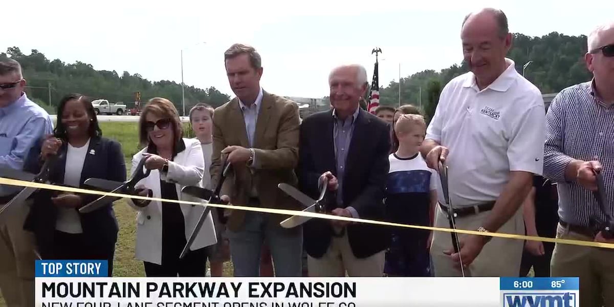 Gov. Beshear and local leaders celebrate the expansion of the Mountain Parkway in Wolfe Co.